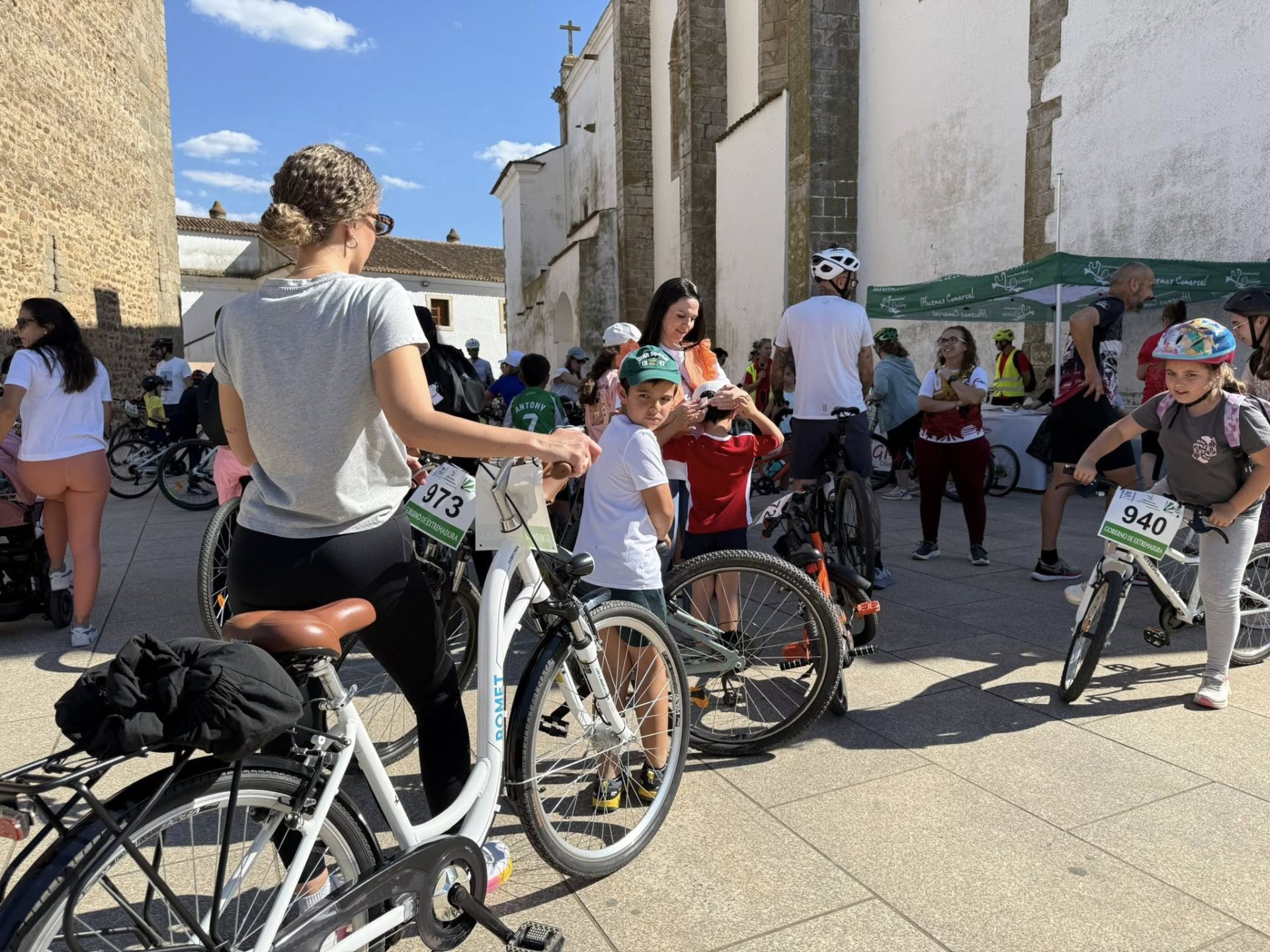Olivenza se vuelca con el deporte y la convivencia en una jornada participativa en sus calles