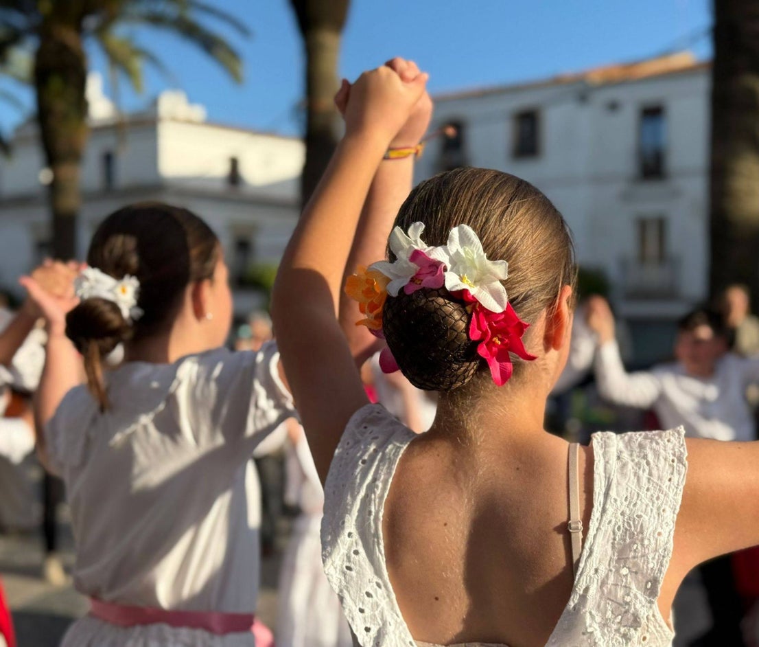 Los Chaparritos vuelven a dar vida a la tradición oliventina de 'La Maya'