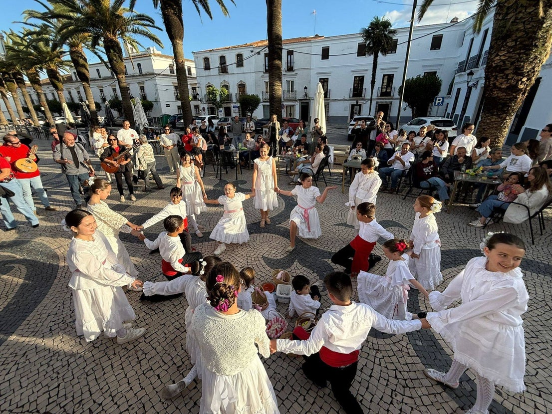 Los Chaparritos vuelven a dar vida a la tradición oliventina de 'La Maya'