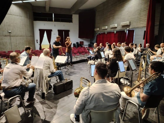 La Filarmónica ensaya con Celia Romero el concierto de la gala de Fedexcaza