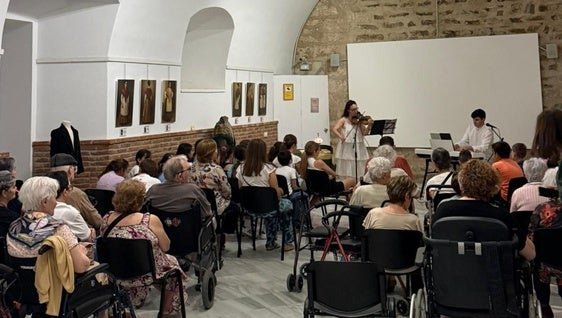 Usuarios de la Santa Casa participan en la jornada intergeneracional del Meegs