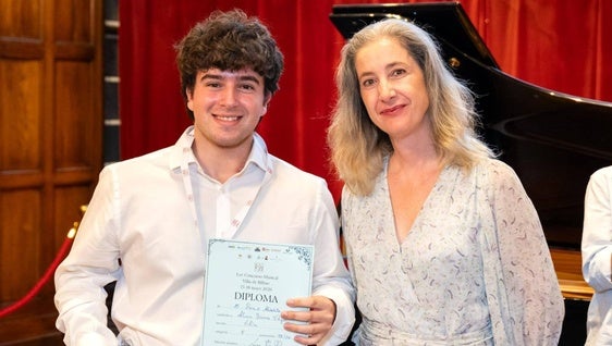Alonso Ferrera recogió el premio 'Villa de Bilbao' en la Sociedad Bilbaína