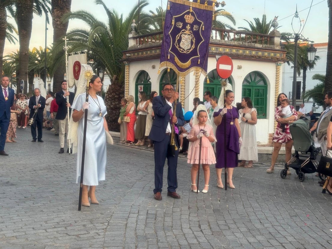 Ochenta y cinco niños y niñas de Olivenza protagonizan la procesión del Corpus Christi