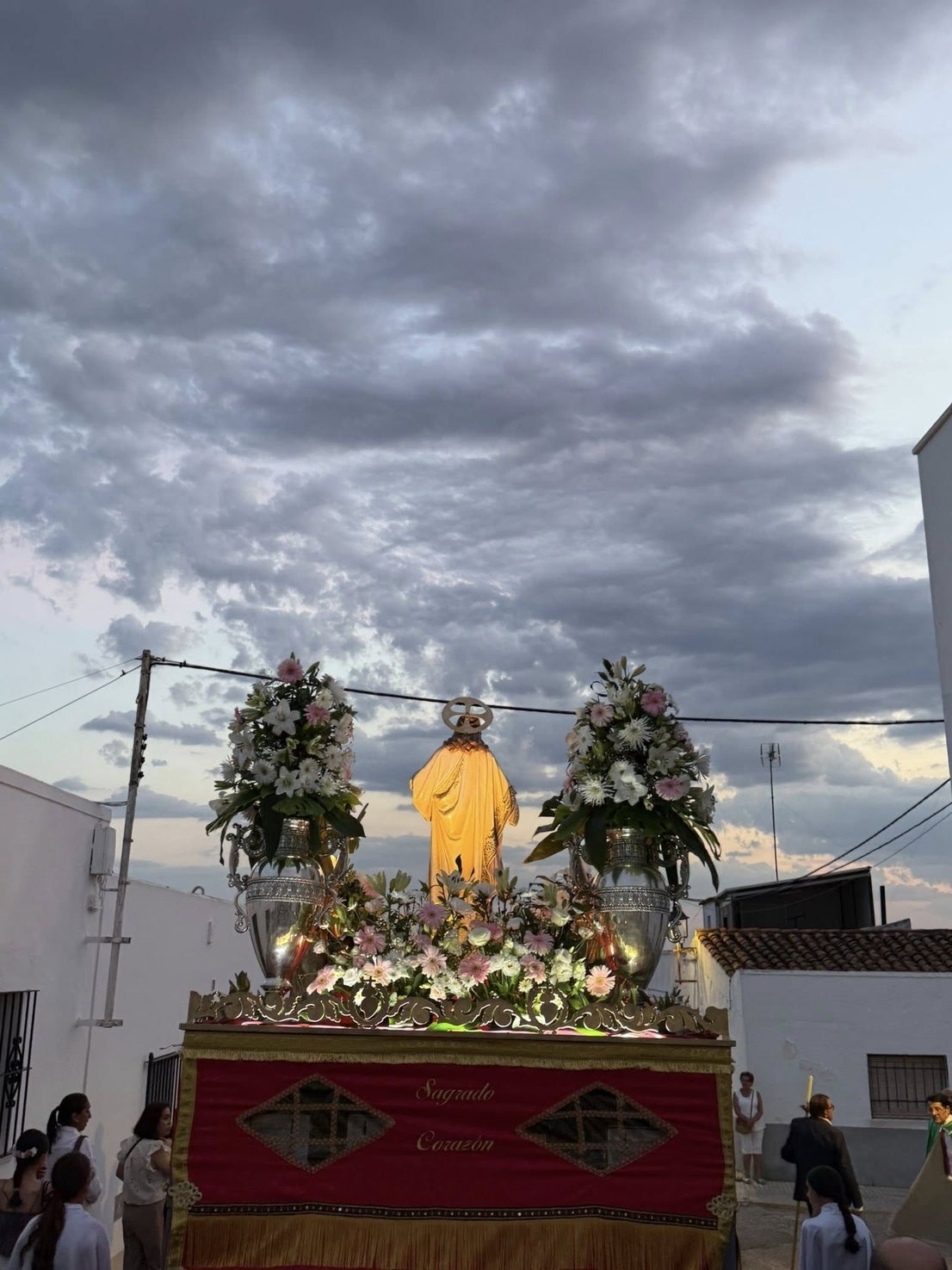 El Sagrado Corazón de Jesús recorre las calles de La Farrapa en una emotiva procesión