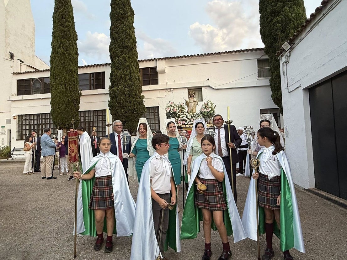 El Sagrado Corazón de Jesús recorre las calles de La Farrapa en una emotiva procesión