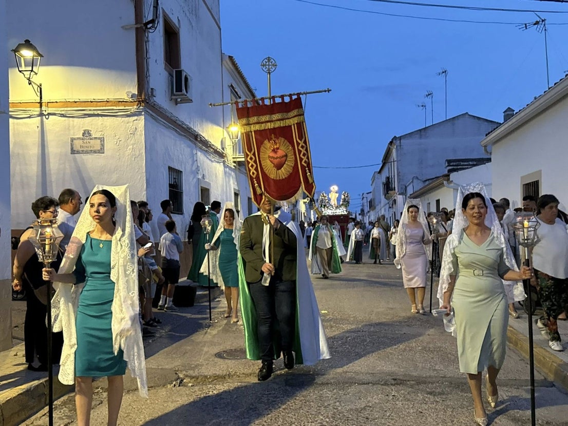 El Sagrado Corazón de Jesús recorre las calles de La Farrapa en una emotiva procesión