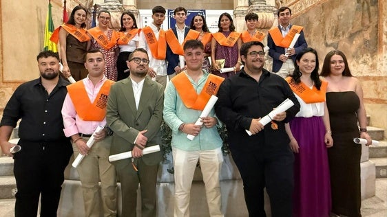 Treinta estudiantes del IES Puente Ajuda culminan su formación en los ciclos de Administración y Gestión