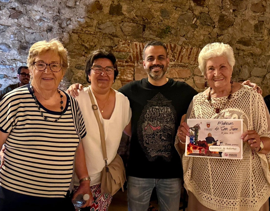 La Asociación de Mujeres 'Las Raparigas' gana el concurso de Muñecas de San Juan