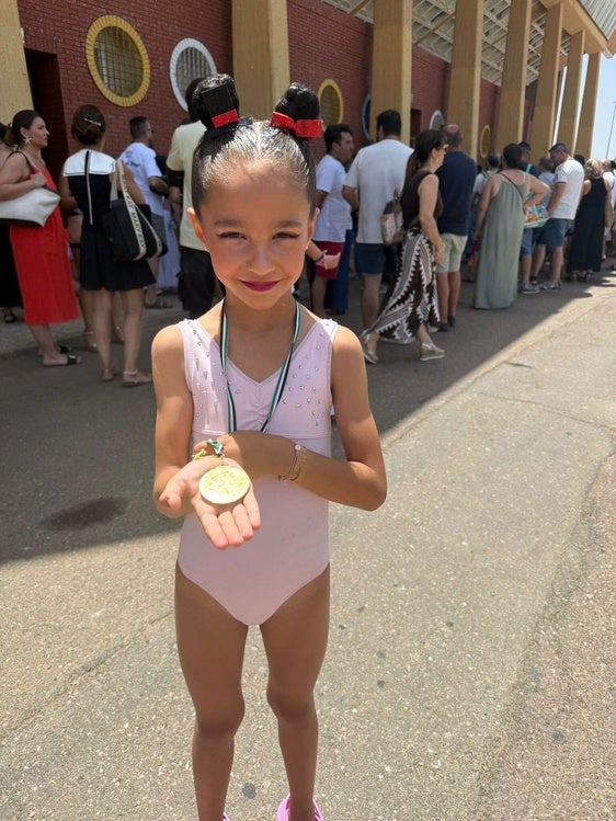 La gimnasta oliventina Irene Señorón se proclama campeona de Extremadura en gimnasia rítmica
