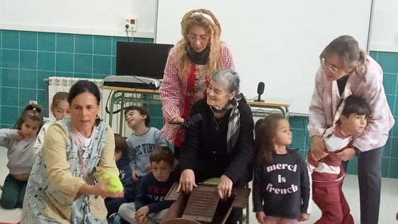 El proyecto intergeneracional 'Sabiondos' se recogerá en el libro 'La Pieza del Mes en el cole'