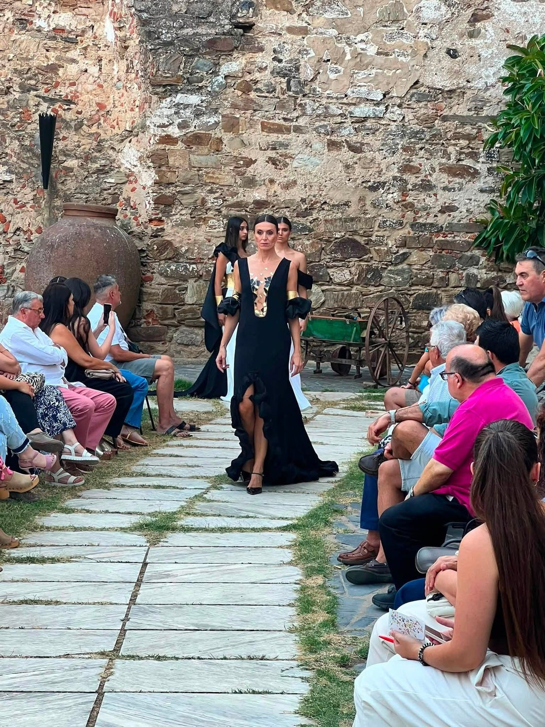 Las hermanas Rodríguez Ramallo deslumbran con su colección de moda 'Desde Olivenza, Due'