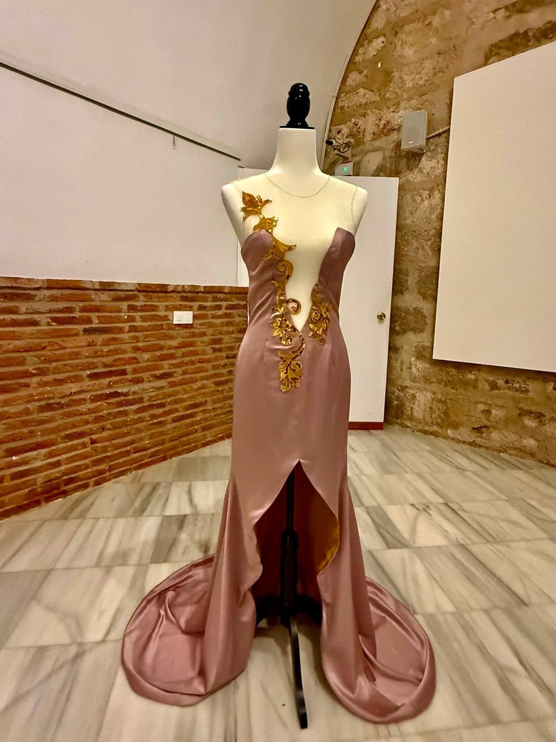 Las hermanas Rodríguez Ramallo deslumbran con su colección de moda 'Desde Olivenza, Due'