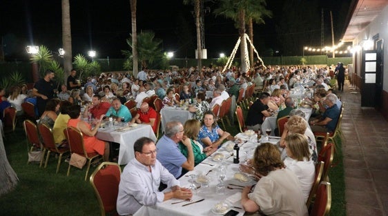 El Ayuntamiento organiza la tradicional Cena de Convivencia para los mayores durante la Feria