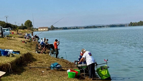 Los más pequeños disfrutan de una jornada de pesca en el Guadiana