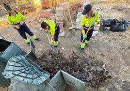 El alumnado de 'La Encina VI' aprende técnicas de compostaje en los Huertos Urbanos de Olivenza