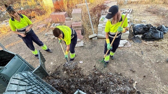 El alumnado de 'La Encina VI' aprende técnicas de compostaje en los Huertos Urbanos de Olivenza