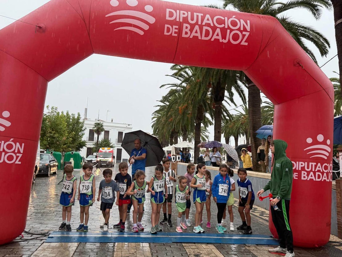 Más de 200 deportistas en la V Carrera Popular a pesar de la lluvia