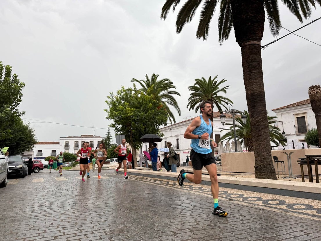 Más de 200 deportistas en la V Carrera Popular a pesar de la lluvia