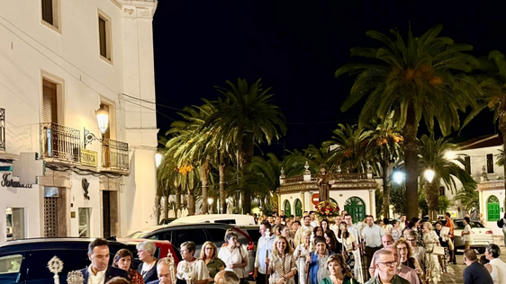 Los fieles acompañan a San Francisco de Asís en su recorrido por las calles de Olivenza