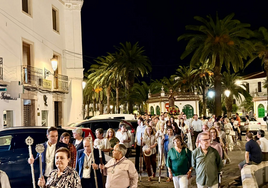 Los fieles acompañan a San Francisco de Asís en su recorrido por las calles de Olivenza