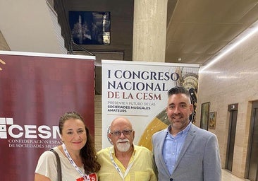 González junto a otros asistentes a las jornadas.