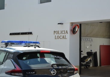 Entrada a la comisaría de Policía.