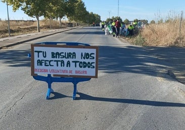 Los voluntarios han sido escoltados por Protección Civil.