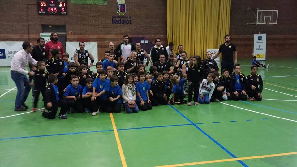 Jugadores y familias de A Vila E.D. comparten una jornada deportiva con el Mideba Extremadura