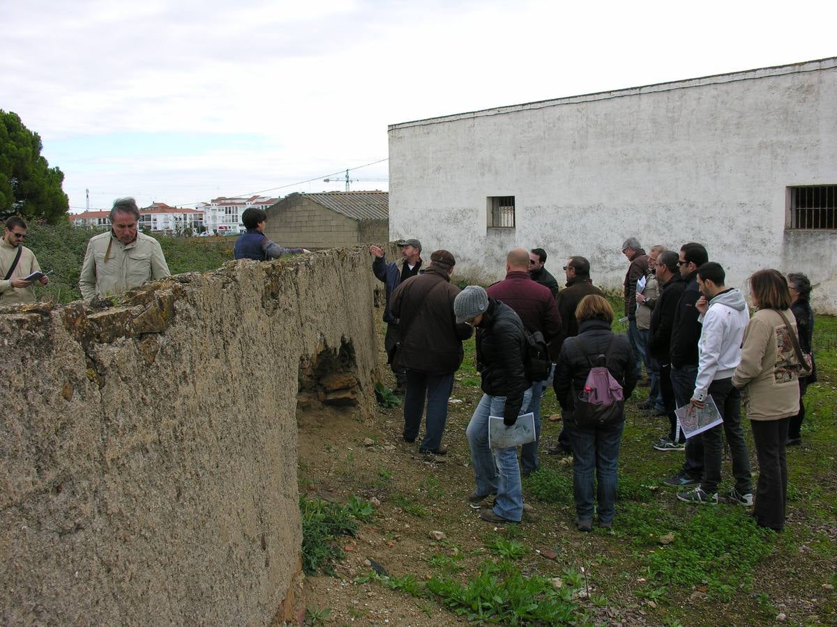 Una ruta para la puesta en valor permite conocer restos de las murallas oliventinas