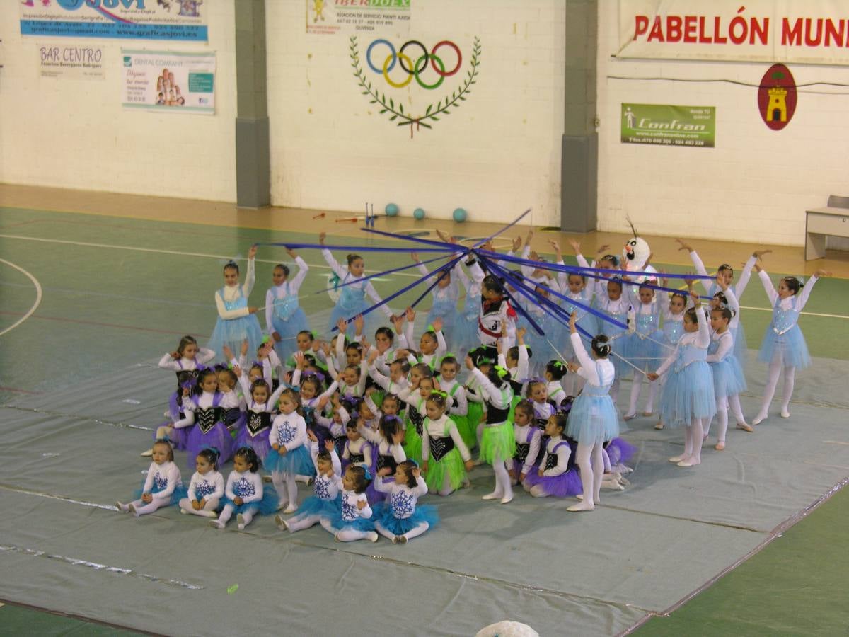 Los cuatro grupos de gimnasia rítmica en un número final. 