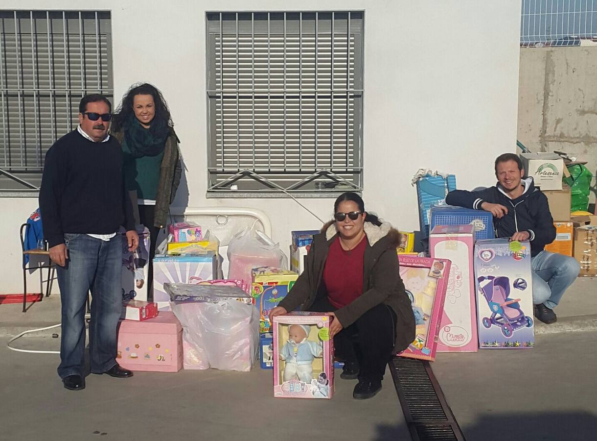 Momento de la donación en el Punto Limpio de Olivenza. 