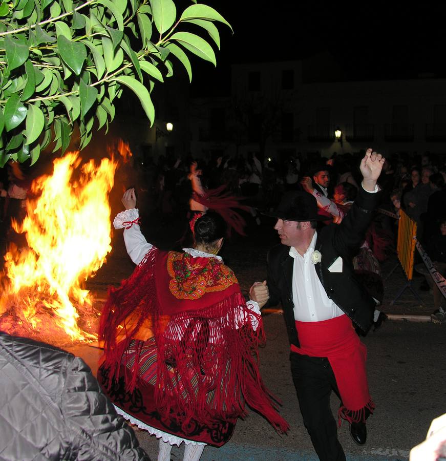 Componentes de La Encina bailan alrededor de la hoguera. 