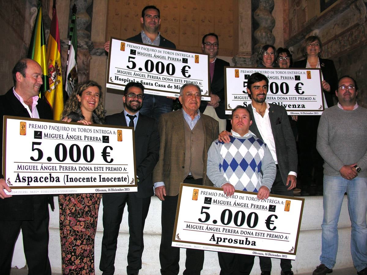 Perera entrega a cuatro asociaciones extremeñas la dotación del premio Paquiro