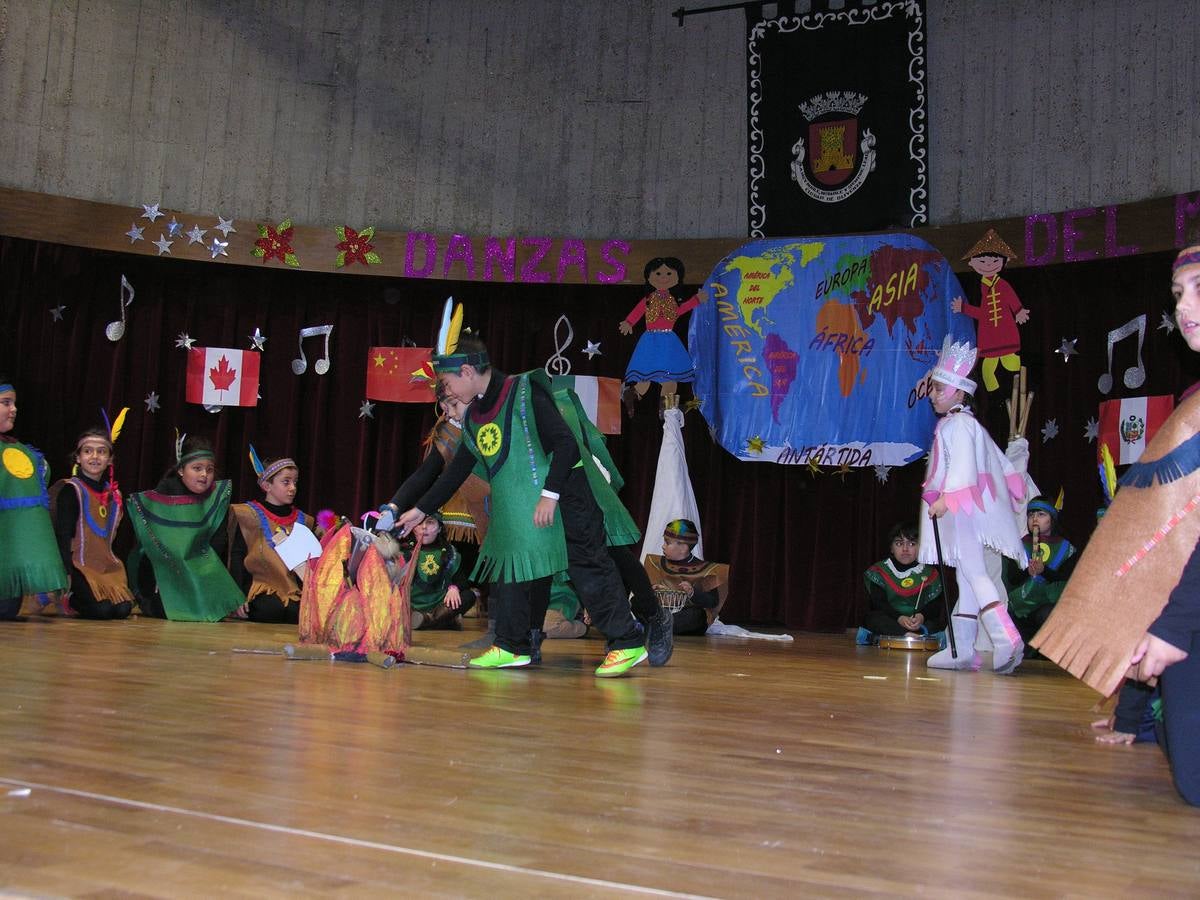 Danzas del mundo en el Festival de Navidad del Colegio Francisco Ortiz