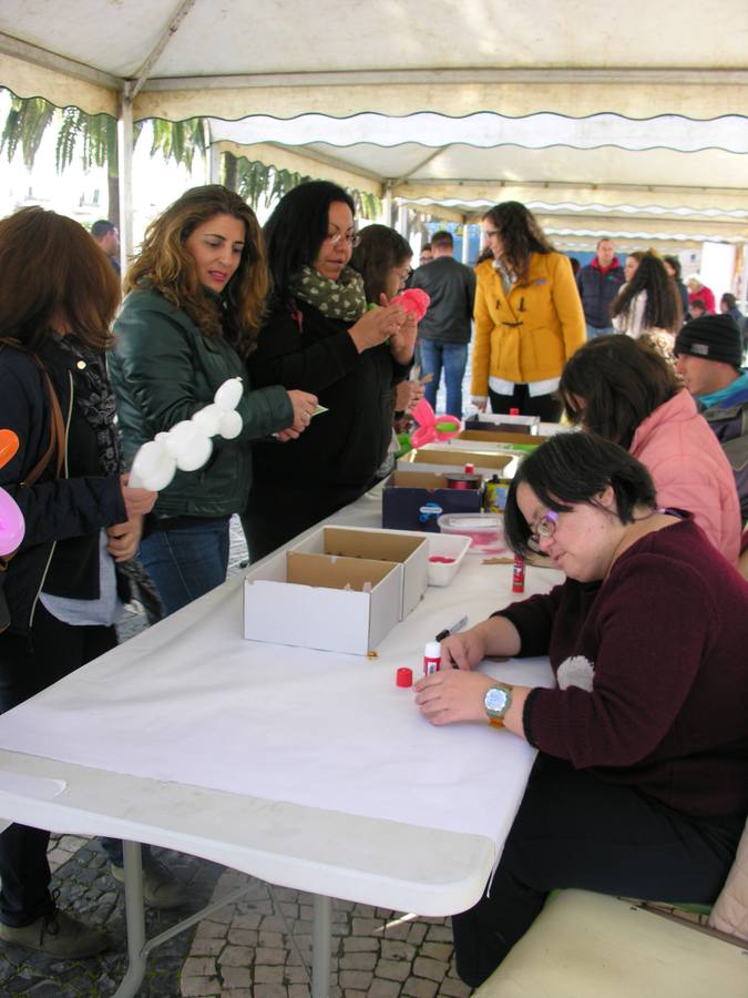 Usuarias de Aprosuba-14 realizan manualidades durante la I Semana de la Discapacidad. 