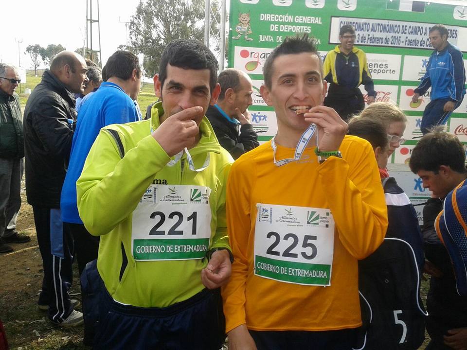 Joaquín Cayado y Cristopher Sánchez con sus medallas. 
