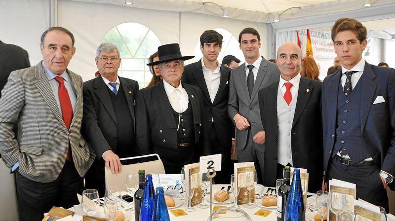 Ginés Marín, primero por la derecha, junto a algunos de los premiados. 
