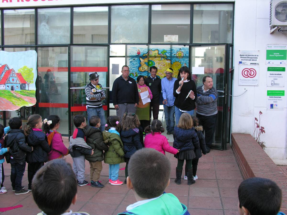 Marta Mero y usuarios de Aprosuba-14 recibien a los niños y niñas. 