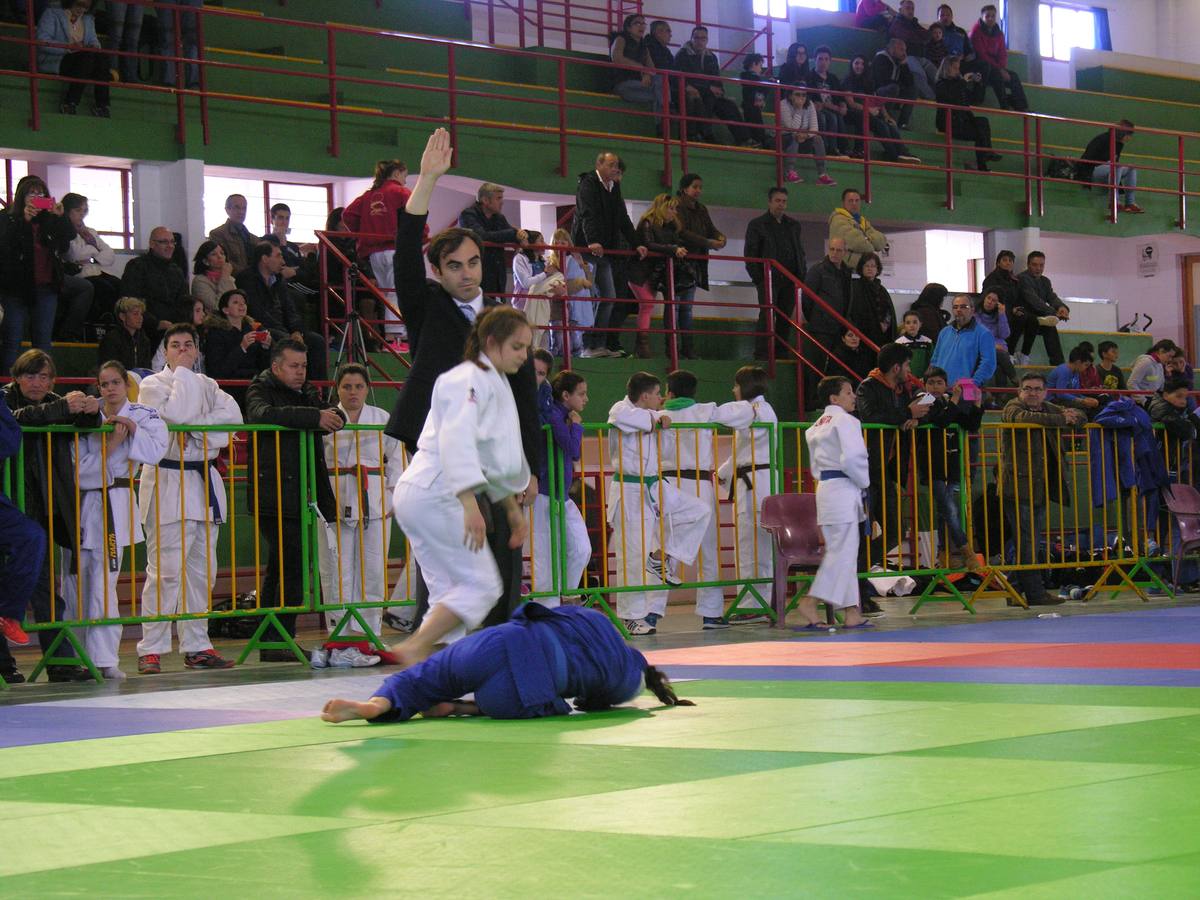 Paula Cedeño, con judogi blanco tras vencer a su rival. 