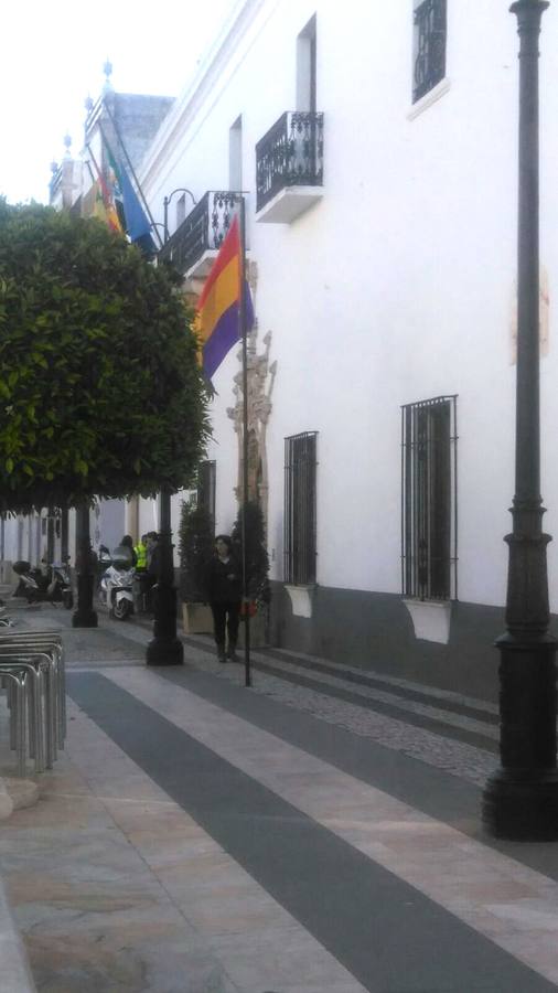 Retirada la bandera republicana izada a primera hora en la ciudad