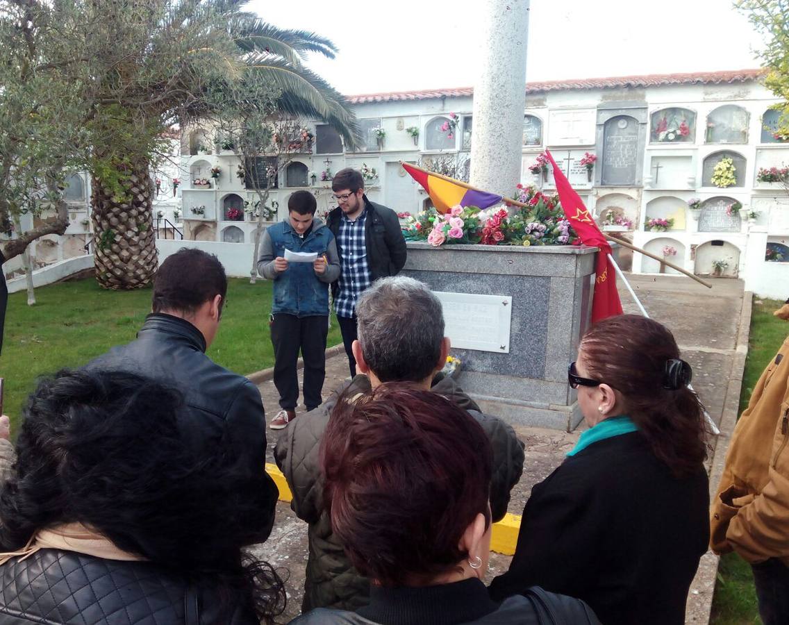 Una ofrenda floral cierra los actos conmemorativos del 85 aniversario de la II República