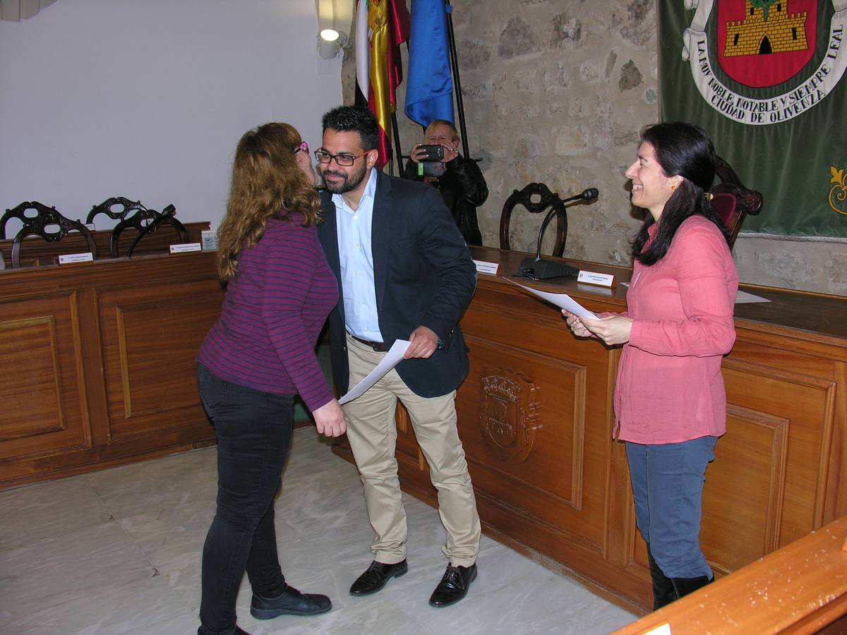 Una de las alumnas de la especialidad de Atención Sociosanitaria en Instituciones recoge su diploma. 