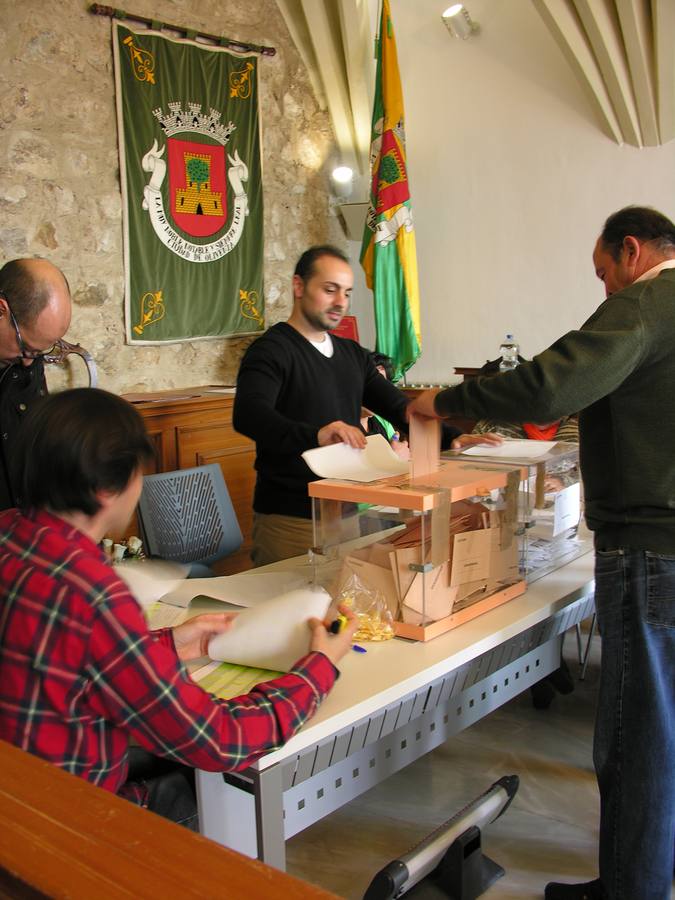 Un ciudadano ejerce su derecho al voto en la anterior convocatorio de Elecciones Generales. 
