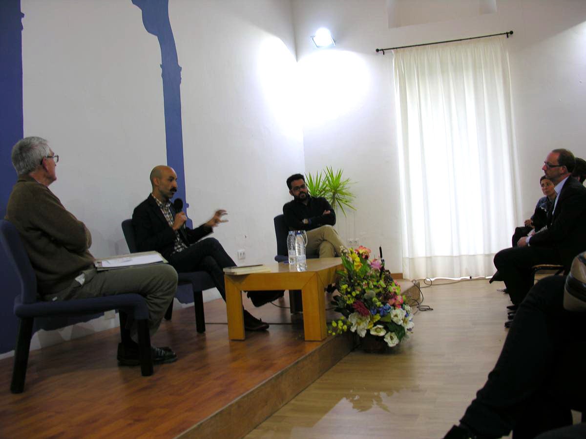 Carrasco en el centro junto al alcalde oliventino, Manuel J. González Andrade, y el bibliotecario y cronista oficial, Luis Alfonso Limpo. 