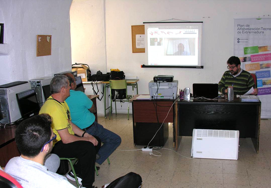 Aula del Centro de la PAT en Olivenza durante la primera conferencia. 
