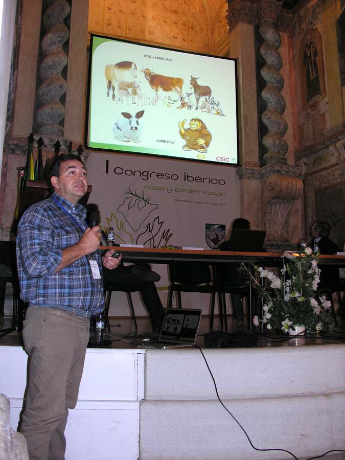 Rafael Villafuerte, investigador del CSIC, durante su ponencia sobre las enfermedades del conejo de monte. 