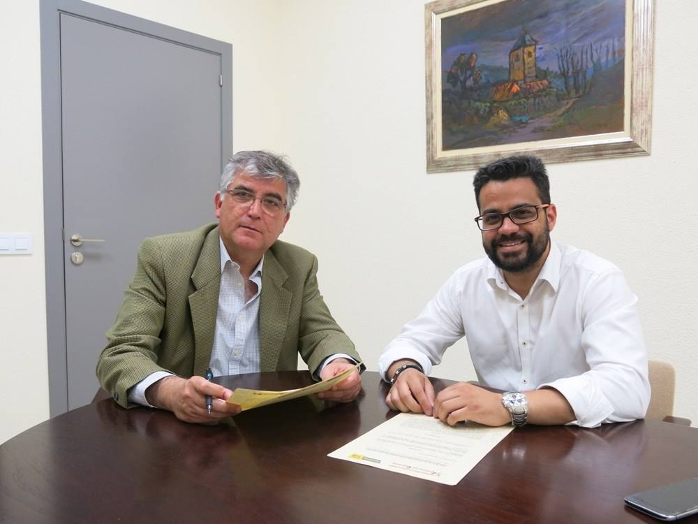 Emilio Jiménez, a la izquierda, y Manuel J. González durante la firma. 