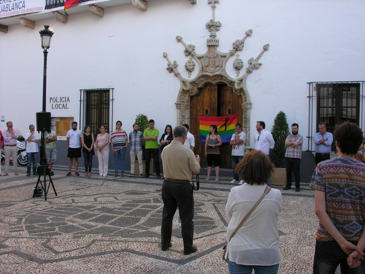 Imagen de la concentración ante las puertas del Consistorio. 