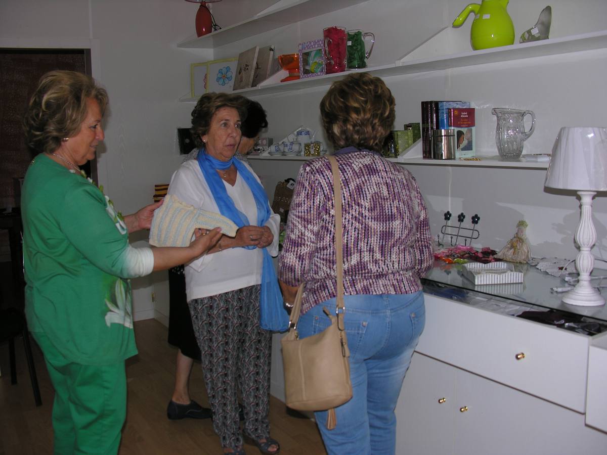 Mujeres consultan con hermanas de la Soledad el precio de algunos productos. 