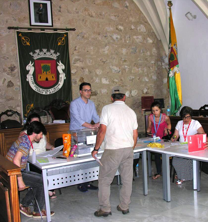 Un vecino de la localidad ejerce el voto en la mesa electoral ubicada en el Ayuntamiento de Olivenza. 